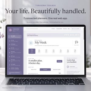 Może przedstawiać: Ekran laptopa wyświetlający interfejs aplikacji internetowej Turasona Toolbox. Pulpit nawigacyjny zawiera fioletowy pasek boczny z linkami nawigacyjnymi oraz biały obszar główny z kalendarzem tygodniowym, listami zadań i tekstem.