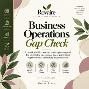 以下が含まれることがあります： Rovaireによる「Business Operations Gap Check」というタイトルのデジタルダウンロード。クリーム色の背景に、ダークグリーンとモーブ色の抽象的な形、緑の葉のイラスト、そしてレビュー、整理、改善、スケールアップのためのアイコンが配置されています。