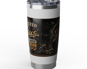 Könnte beinhalten: Ein Edelstahlbecher mit einem durchsichtigen Kunststoffdeckel und einem dunklen Grafikdesign. Der Aufdruck enthält den Text "PROTECTED BY JESUS" und "BLESSED WITH" in goldener und weißer Schrift sowie eine Illustration einer betenden Person.