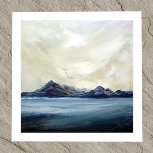 Könnte beinhalten: Ein Gemälde, das eine Bergkette mit einem blauen und weißen Himmel zeigt. Die Berge sind in der Ferne und das Wasser im Vordergrund. Das Gemälde ist in einem weichen, impressionistischen Stil gehalten.