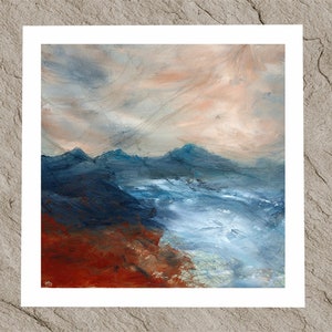 Puede incluir: Pintura abstracta de un paisaje con montañas azules y una masa de agua en primer plano. El cielo es una mezcla de gris y rosa.