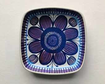 Aluminia / Royal Copenhagen Denmark, Tenera Series, Hand-Painted Ceramic Dish Designed by Beth Breyen