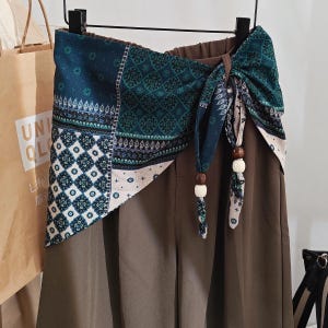Bufanda triangular: estampado étnico geométrico de patchwork, verde azulado, crema y azul