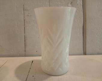ANCHOR HOCKING "PINEAPPLE" Prescut Water Glass Milk Glass Excellent Condition!
