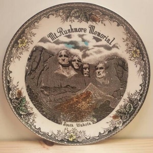 MOUNT RUSHMORE SOUVENIR Plate 1950s Wonderful Condition!