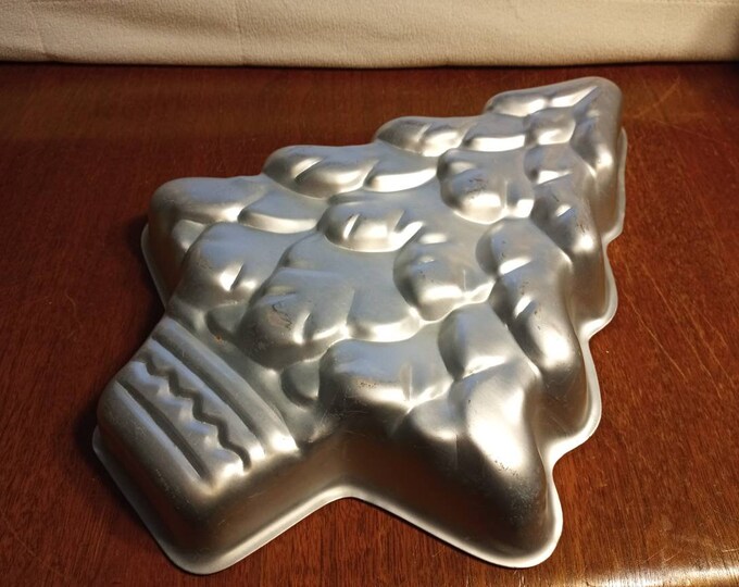 WILTON CHRISTMAS TREE Cake Pan Aluminum Vintage Good Condition 5021107 Woodridge, Illinois