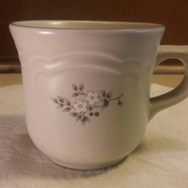 PFALTZGRAFF "HEIRLOOM" MUG Coffee Cup Vintage in Excellent Condition!