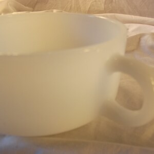 GLASBAKE SUPPENSCHALE mit Griff Mid Century Milchglas in hervorragendem Zustand!