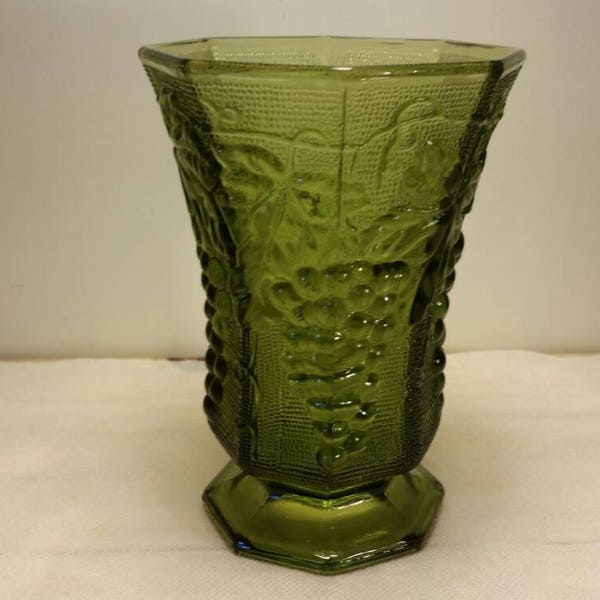 ANCHOR HOCKING VASE Lighter Green Eight Sided Grape and Vine Themed Pedestal Base Excellent Condition!