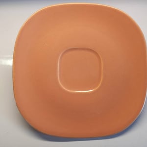 PLATO DE CALLE PRINCIPAL Salem Harmony House Diseño cuadrado rosa coral / salmón en excelentes condiciones.
