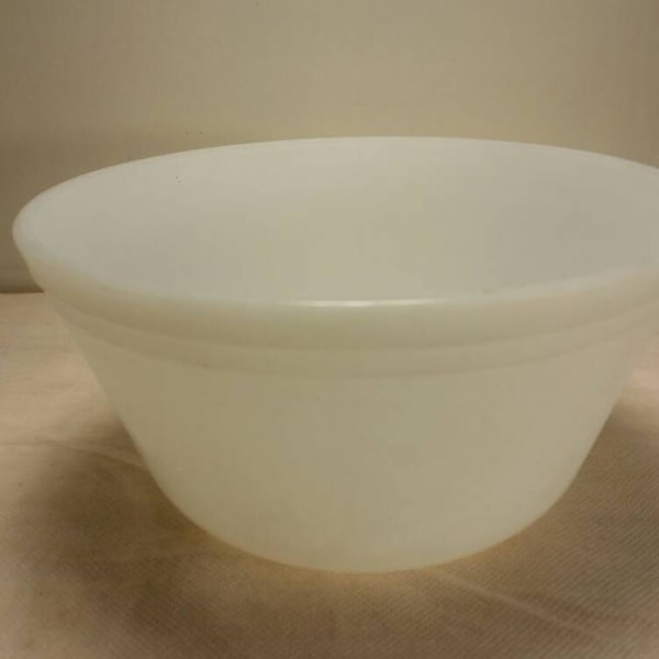 Vintage Milk Glass Larger Serving or Mixing Bowl Ribbed Outer Lip by Federal in Great Condition!