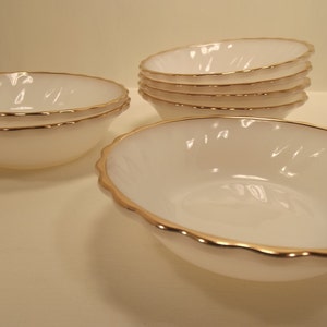 SUBURBIA DESSERT BOWL / Berry Bowl Anchor Hocking Scalloped Edge Spiral Milk Glass Gold Rimmed So Pretty in Excellent Condition!