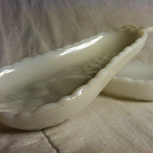 Vintage HAWAIIAN Style Pretty Milk Glass PEAR Shaped Spoon Rest Candy BOWL Hazel Atlas