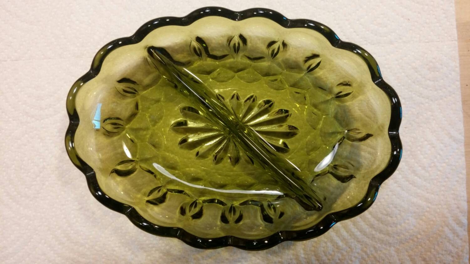 インディアナガラストレイ。小分けされた調味料や小物が入った楕円形の