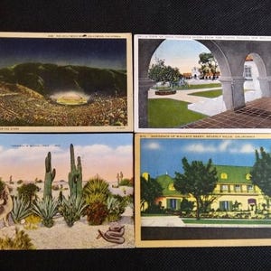 Puede incluir: Cuatro postales vintage con vistas panorámicas. Una muestra un concierto nocturno, otra un patio con arcos, una tercera un paisaje desértico con cactus y la última una gran casa con un tejado verde.