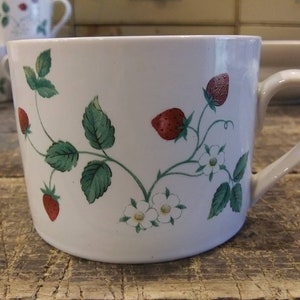 INTERNATIONAL &quot;STRAWBERRY FAIR&quot; #32 Mug / Coffee Cup Vintage So Cute and in Great Condition!