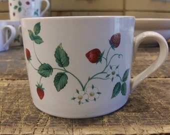 INTERNATIONAL "STRAWBERRY FAIR" #32 Mug / Coffee Cup Vintage So Cute and in Great Condition!