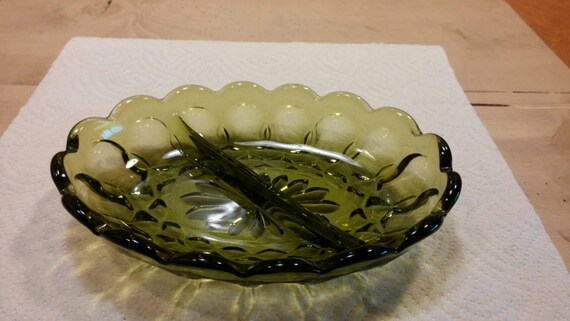 インディアナガラストレイ。小分けされた調味料や小物が入った楕円形の