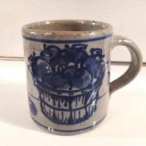GREAT BAY POTTERY Mug Fun Basket of Apples Hand-Painted on it! Smooth Salt Glaze Hand-Thrown Greenland, New Hampshire Excellent Condition!