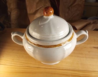 AMERICAN HEARTHSIDE "Berries 'n Cream" Sugar Bowl with Lid Vintage Stoneware Great Condition!
