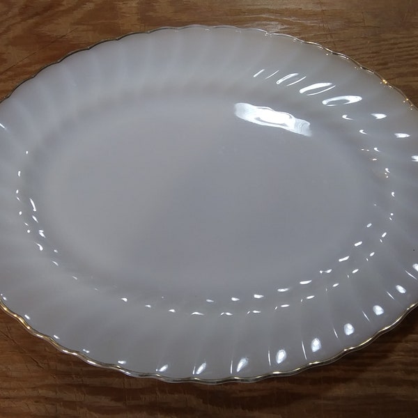 ANCHOR HOCKING PLATTER Milk Glass Scalloped Edge Spiral Gold Edging Suburbia in Good Condition!