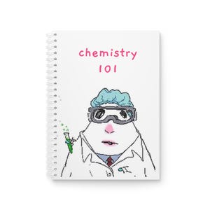 Peut inclure: Un carnet à spirales blanc avec une illustration de dessin animé représentant un personnage portant une blouse de laboratoire, des lunettes de protection et une charlotte bleue. Le texte chemistry 101 est imprimé en rose en haut.