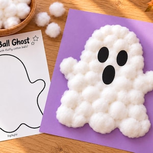 Puede incluir: Un proyecto de manualidades con forma de fantasma sobre papel morado, cubierto de bolas de algodón blanco con ojos y boca de papel negro. Al lado hay una plantilla de papel blanco titulada Cotton Ball Ghost con instrucciones de uso.