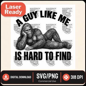 Könnte beinhalten: Ein digitales Grafikdesign mit einer schwarz-weißen Illustration einer liegenden Bigfoot-Kreatur. Der Text A GUY LIKE ME IS HARD TO FIND ist in fetten schwarzen Großbuchstaben über und unter der Kreatur gedruckt. Der Hintergrund zeigt ein sich wiederholendes Wasserzeichen-Logo.