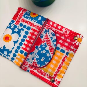 Vintage mod cosmetic case vinyl flower power patchwork makeup bag multi compartment floral travel toiletry storage and tissue holder NOS