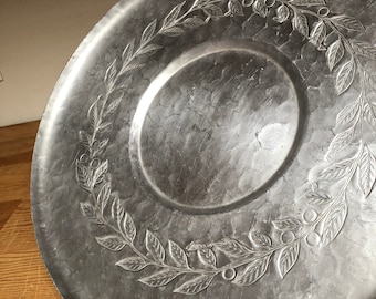 Vintage hand forged round tray, floral embossed hammered aluminum round tray, silver scalloped edge metal serving tray charcuterie READ