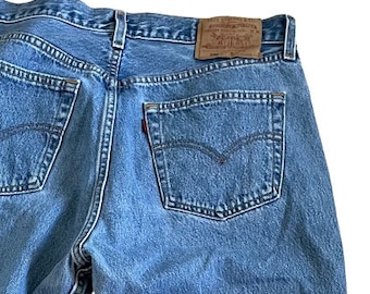 Vintage Levi’s 501s Y2K Era button fly 33x32 woman’s Levi’s jeans 6501 0193 medium wash denim Levi jeans USA