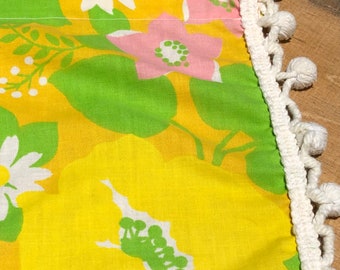 Vintage flower power bedspread 70s mod Pom Pom floral daisy coverlet  boho blanket hippie bedding Wamsutta NOS