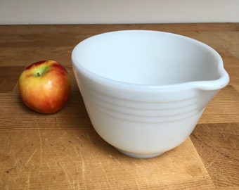Vintage mixing bowl milk glass mixing bowl Hamilton Beach milk glass bowl Pyrex STYLE spouted 2L bowl