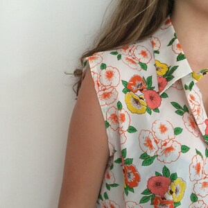 Vintage flower power sleeveless blouse retro Hawaiian floral Hibiscus blouse summer festival blouse