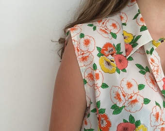 Vintage flower power sleeveless blouse retro Hawaiian floral Hibiscus blouse summer festival blouse