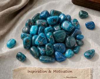 Cristalli burattati di apatite blu, pietre tascabili per ispirazione e motivazione.
