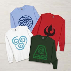 Peut inclure: Quatre t-shirts à manches longues et col rond arborant des symboles élémentaires. Un t-shirt bleu clair avec une icône de vague bleu foncé, un rouge avec une flamme noire, un blanc avec une spirale bleu clair et un vert foncé avec une icône terre.