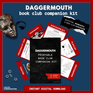 Pode incluir: Um kit de acompanhamento para clube do livro Daggermouth com uma máscara decorativa, um documento central preto com texto branco e várias páginas com bordas vermelhas, incluindo um teste de personalidade, perguntas de discussão, uma playlist e receitas.