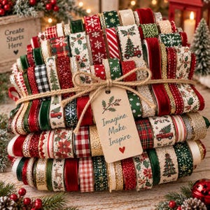 Op de afbeelding: Een verzameling kerstlinten in rood, groen, wit en goud, met patronen van sneeuwvlokken, ruiten, hulst en vrachtwagens. De linten zijn samengebonden met touw en een beige label met de tekst: Imagine. Make. Inspire. en een klein rood hartje.