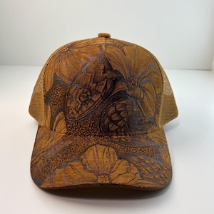 Vegansk mocka SnapBack-keps med ormmotiv och blommor
