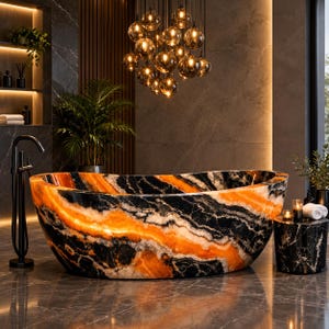 Puede incluir: Una bañera ovalada independiente hecha de piedra pulida con patrones arremolinados de color negro intenso y naranja vibrante. La bañera está situada cerca de un grifo negro mate montado en el suelo y una mesa auxiliar cilíndrica a juego.