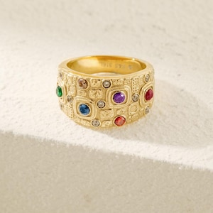 Anello con pietra preziosa a mosaico celeste