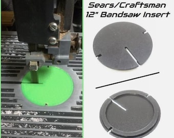 Może przedstawiać: Wkładka do piły taśmowej Sears/Craftsman 12 cali. Obraz przedstawia zieloną okrągłą wkładkę zamontowaną w stole piły oraz dwie szare okrągłe wkładki z centralnym wycięciem i nacięciami, pokazane od góry oraz od spodu.