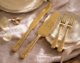 Puede incluir: Un juego de servir pasteles en tono dorado que consta de un cuchillo y una pala triangular, ambos con mangos texturizados ornamentados. La pala está grabada con el texto "Daniel & Scarlett" y "10.08.2020", mientras que el cuchillo lleva los mismos nombres.