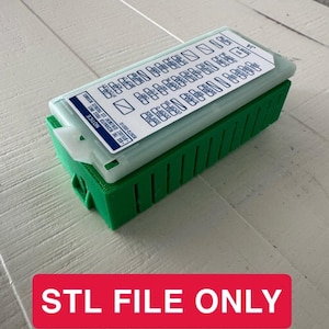 Puede incluir: Una tapa rectangular de caja de fusibles de plástico verde con una etiqueta blanca superior que presenta un diagrama impreso de las posiciones de los fusibles y etiquetas que incluyen P/OUTLET, DOOR y WASHER. Incluye el texto NOTICE y 82672-35010.