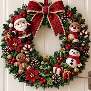 Op de afbeelding: Een kerstkrans met gehaakte figuren van de Kerstman, een rendier, een sneeuwpop en een peperkoekmannetje. De krans is versierd met een grote rode strik, rode kerststerren, dennenappels, zuurstokken, kleine cadeautjes en gouden belletjes.