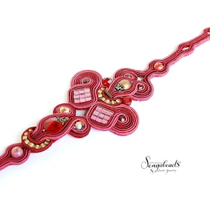 Pulsera soutache. Pulsera Swarovski. Pulsera de puño. Pulsera roja. Pulsera de lujo. Pulsera hecha a mano. Pulsera de cristal. Regalo para ella.