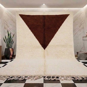 Hand-Knotted Wool Triangle Rug – Cream Brown Minimalist Berber Style (16-17mm Pile)