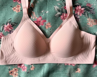 Wireless Seamless Bra for Women, 4-Hook Back Closure, Lightly Lined Everyday Support Bra