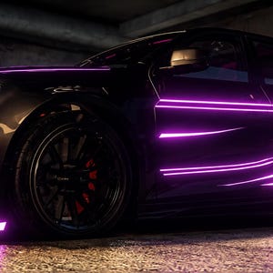 Könnte beinhalten: Ein dunkel gefärbter Schrägheckwagen mit leuchtend violetten Neon-Lichtstreifen, die den vorderen Stoßfänger, die Motorhaube und die Seitenverkleidungen umranden. Das Fahrzeug hat schwarze Mehrspeichenräder und deutlich sichtbare rote Bremssättel.